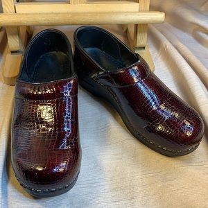 Sanita preloved shiny leather clogs comfortable
